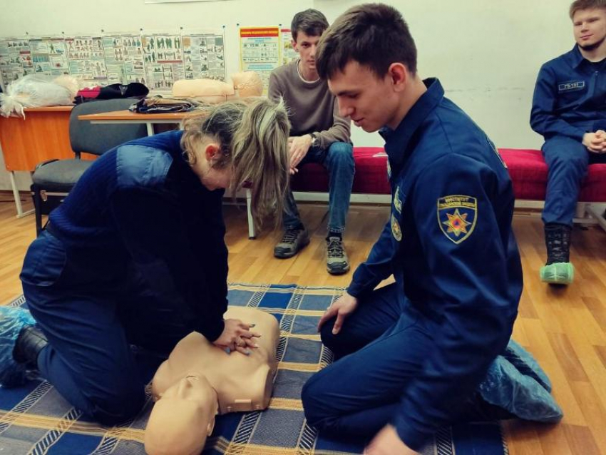 Студентов института гражданской защиты Луганска учат оказывать первую помощь 