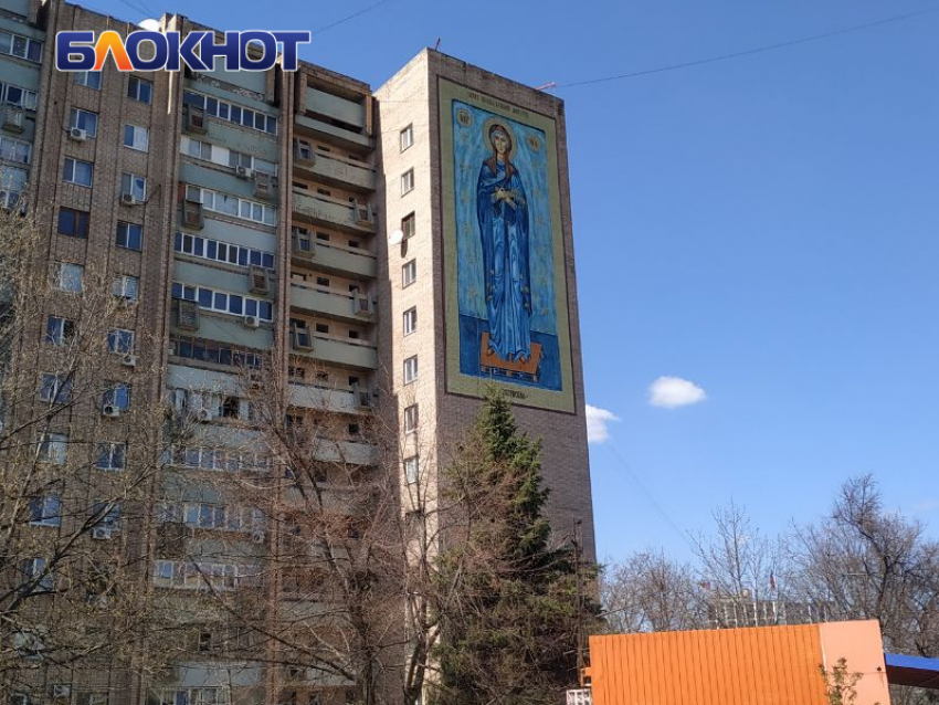 В Луганске завершают мурал Богородицы