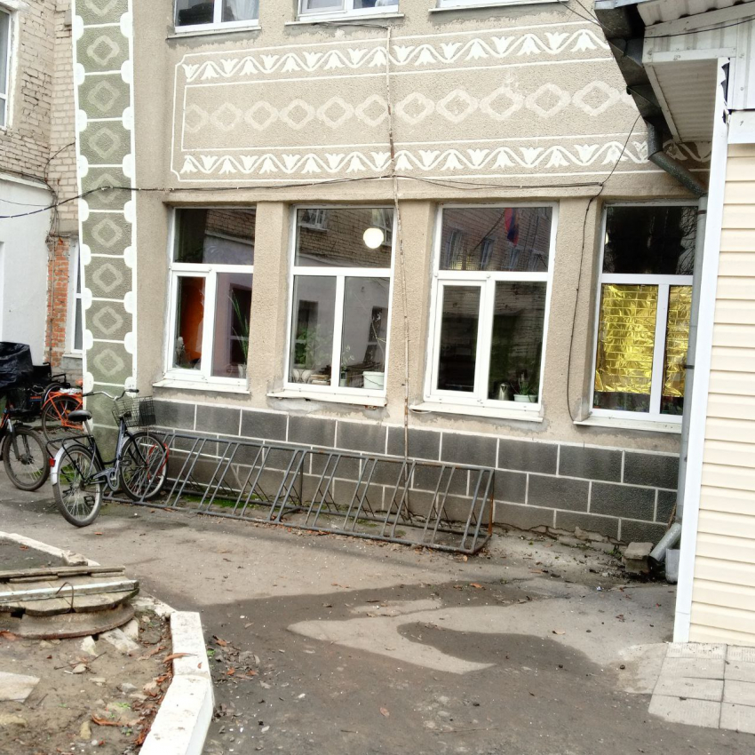 Беспилотник ВСУ атаковал Сватовскую больницу, есть пострадавший