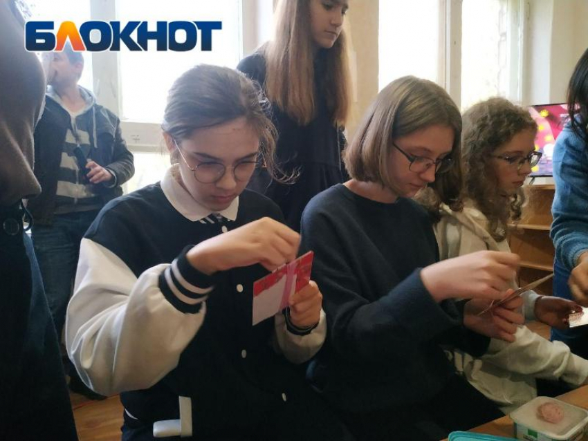  Лучики света и надежды для особенных ребят: в Луганске открылась выставка детского творчества