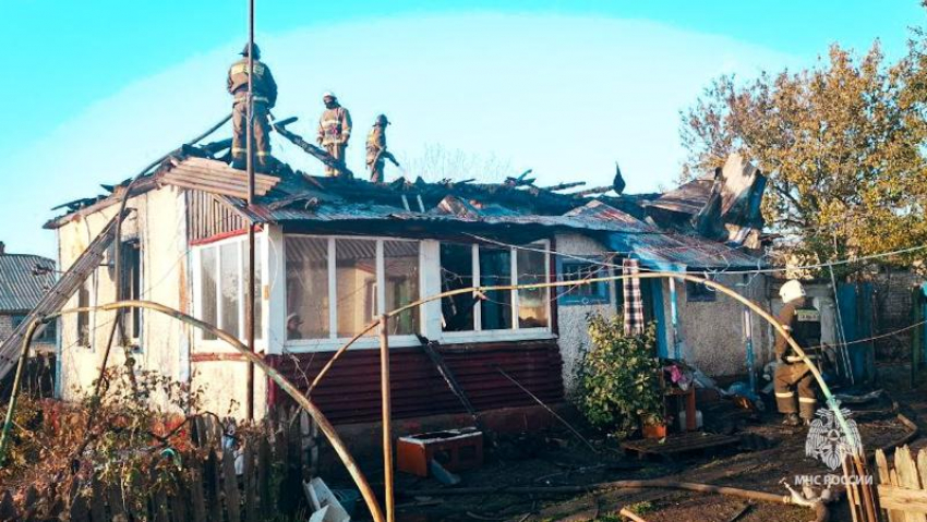 В Таловом ЛНР пожар охватил дом, спасатели отбили пламя от хозпостроек