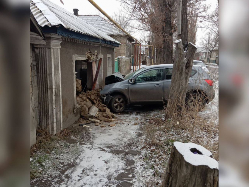 Заехал в гости: в Лутугинском районе ЛНР автомобиль влетел в частный дом