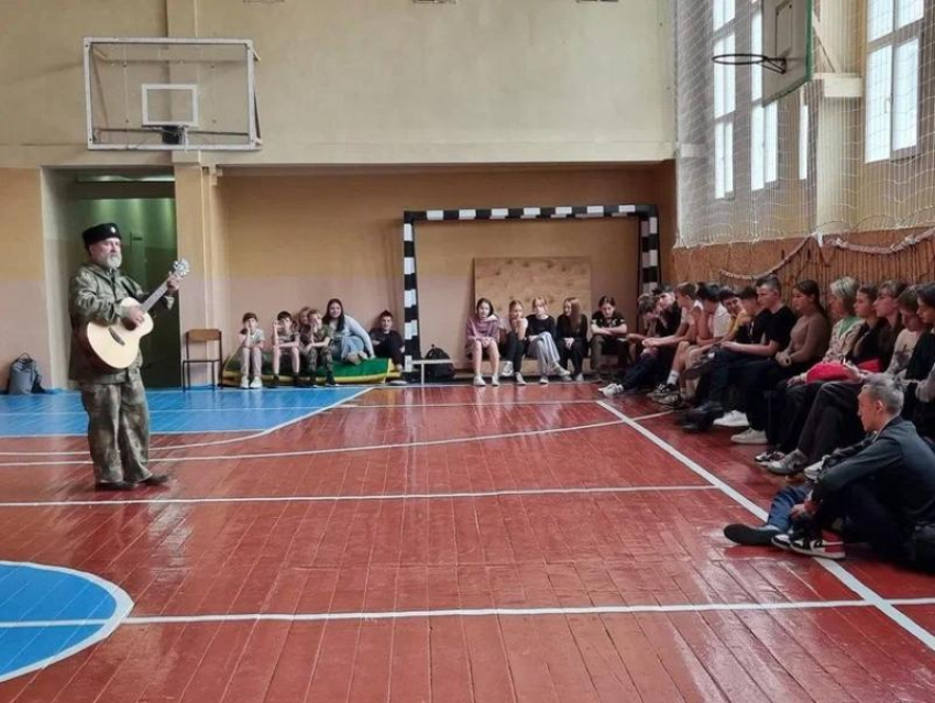 Представитель батальона «Енисей» спел для старшеклассников и воспитанников Луганской Академии детства 