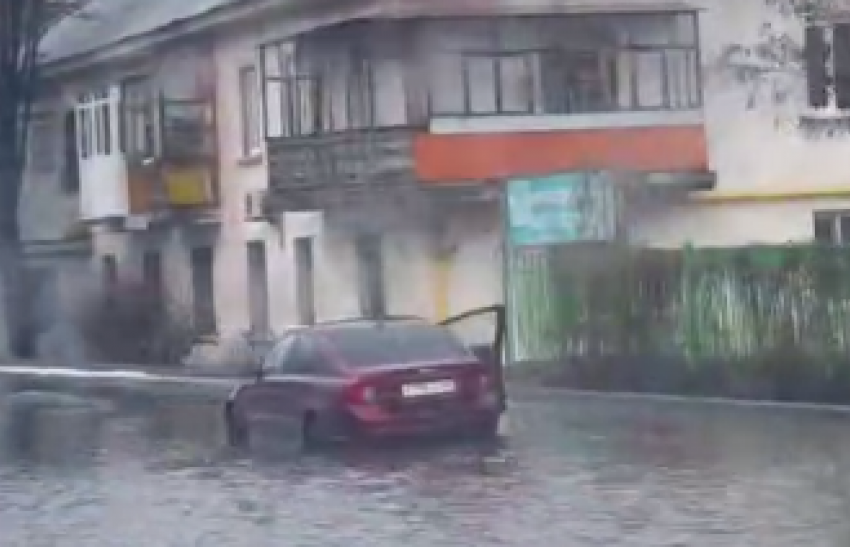 Автомобиль затопило на Херсонской в Луганске