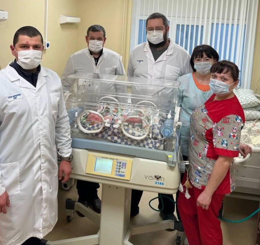 Новорожденная, которую бросили на морозе в туалете под Луганском, находится стабильном состоянии