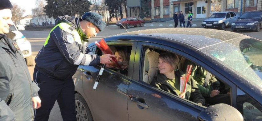 В ЛНР автоинспекторы поздравили женщин с 8 Марта цветами и открытками