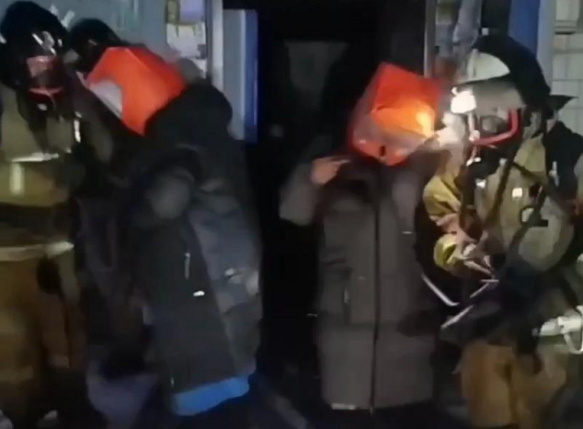 В Луганске с пожара эвакуировали 5 человек, в том числе ребенка