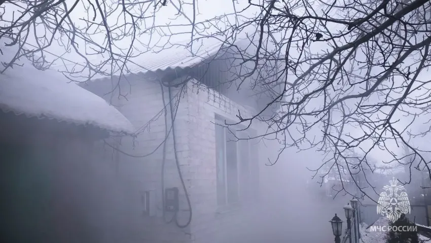 Спасатели МЧС отстояли дом в Свердловском районе ЛНР от крупного пожара