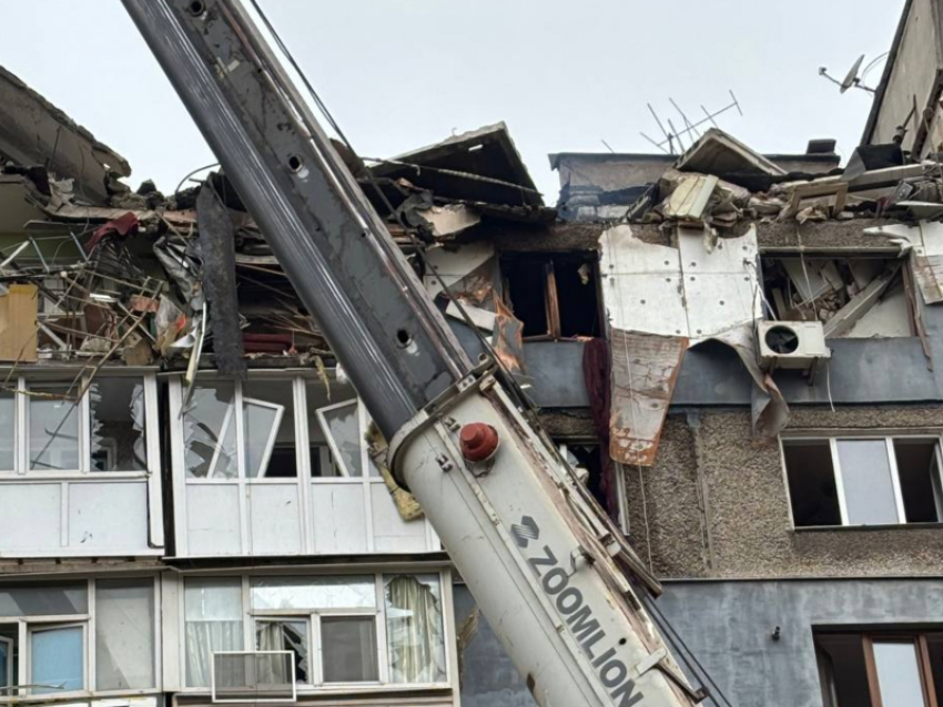 В алчевской многоэтажке в ЛНР продолжают разбирать строительные конструкции