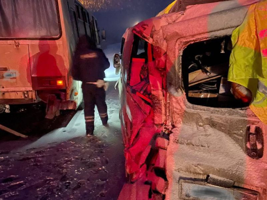 В автобус с детьми на высокой скорости врезался автомобиль в Ровеньках ЛНР