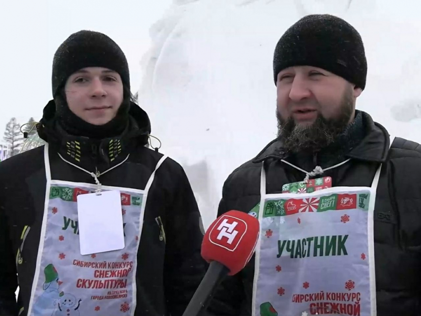 Луганчане создали одну из лучших снежных скульптур в Новосибирске