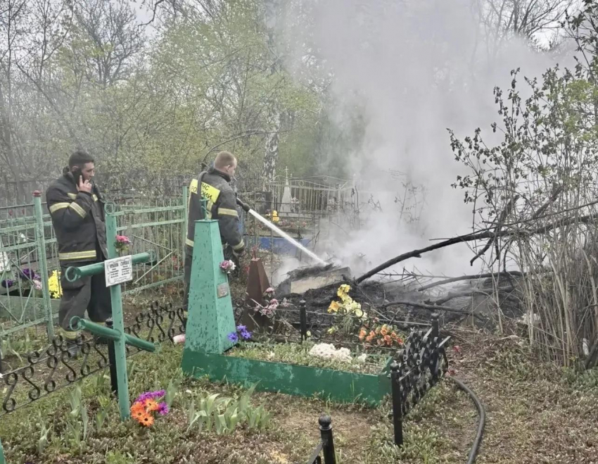 В ЛНР загорелась могила на территории мемориального комплекса