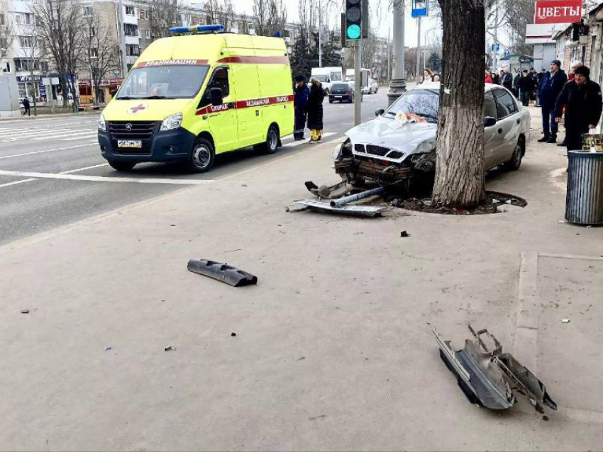 Водитель в обмороке: четыре человека пострадали при аварии в Луганске