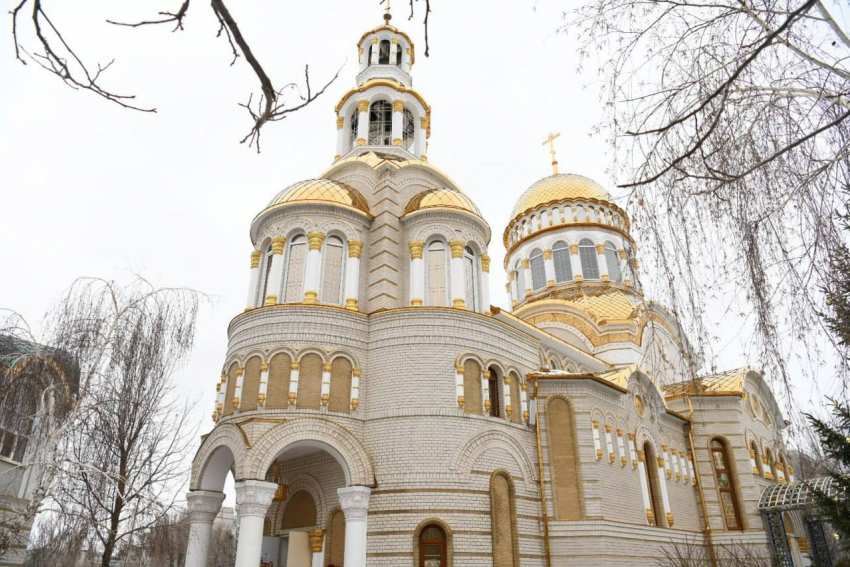 В Луганске восстановили храм Ксении Петербургской и обновили Свято-Петропавловский кафедральный собор