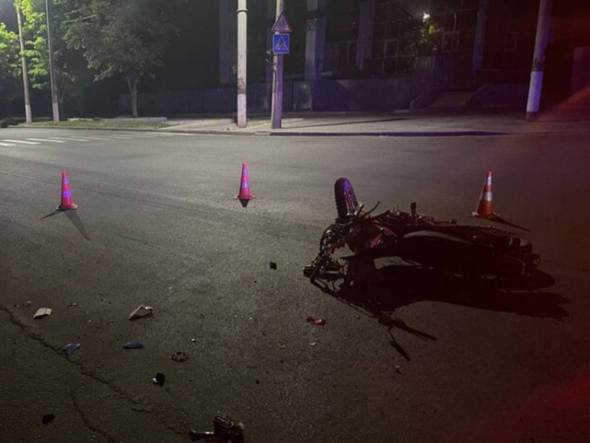 Из-за ошибки автомобилиста пострадал 17-летний водитель мотоцикла из Луганска
