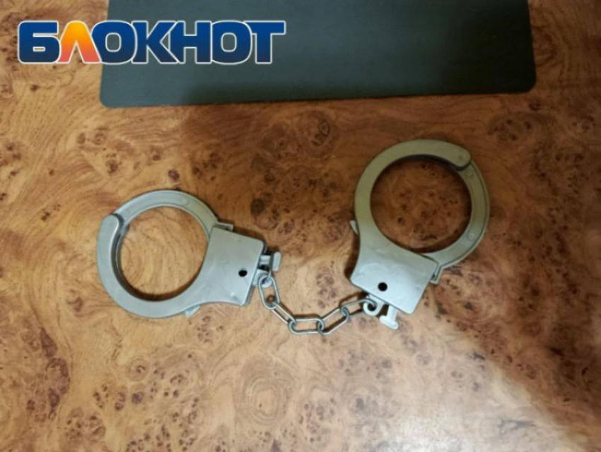 Кулаки и нож в шею: луганский рецидивист пытался зарезать двоих женщин