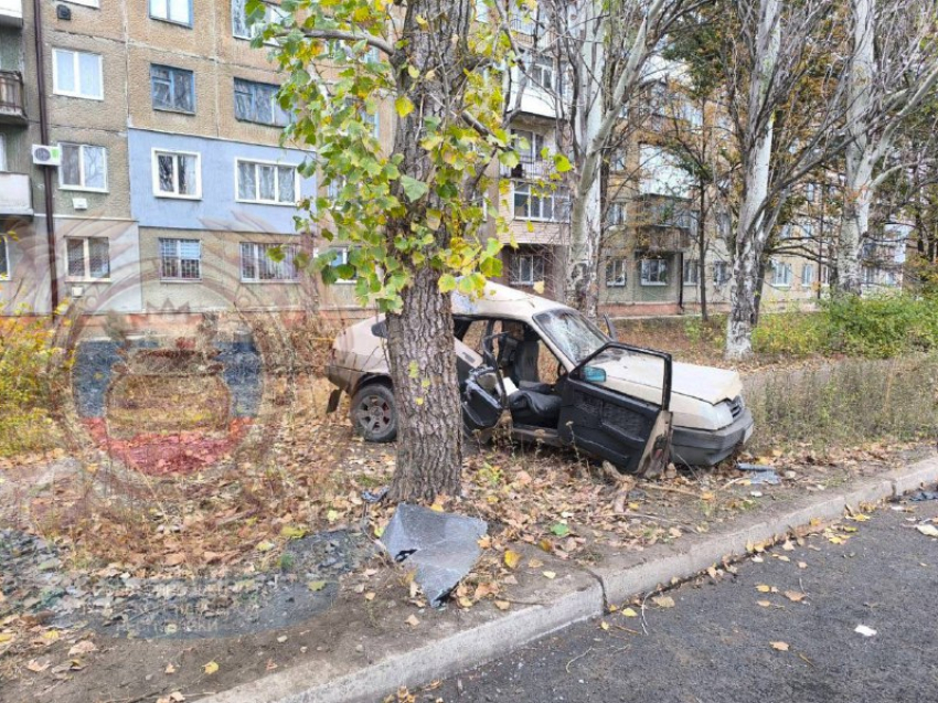  В Свердловске ЛНР пьяный подросток на «девятке» врезался в дерево