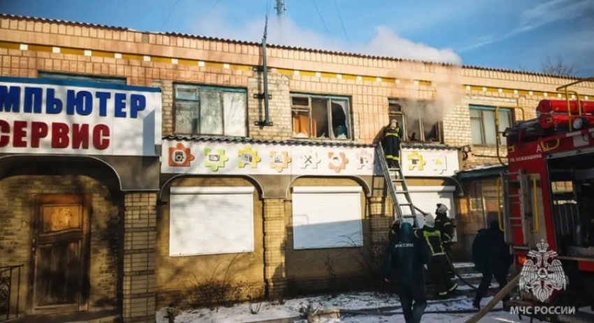 В ЛНР загорелось «Белокуракинское потребительское общество» 