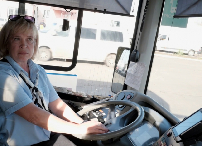 Жителей Луганска удивила женщина за рулем автобуса