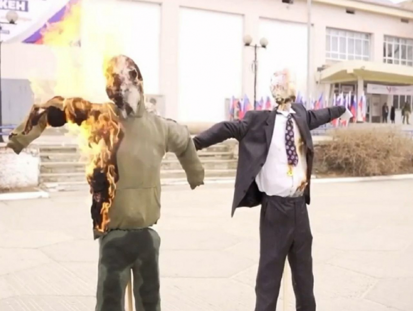 В Станице Луганской ЛНР, провожая Масленицу, сожгли Зеленского и Байдена