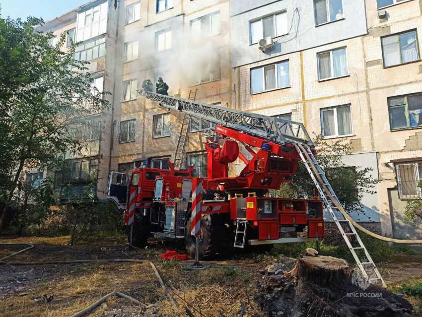 В Луганске на пожаре спасли семью с двухлетним ребенком