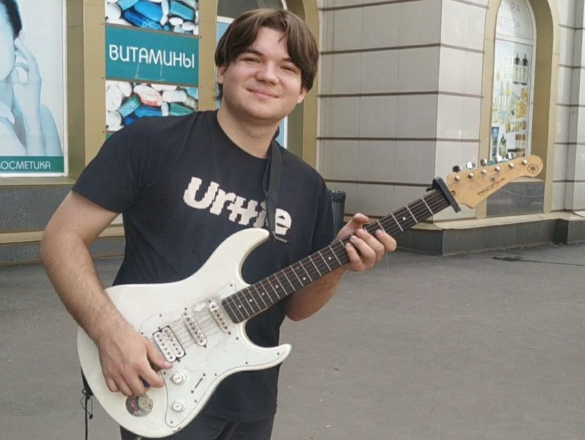 Будь как дома, путник: 19-летний юноша из Алчевска исполнил для «Блокнот Луганск» популярную мелодию