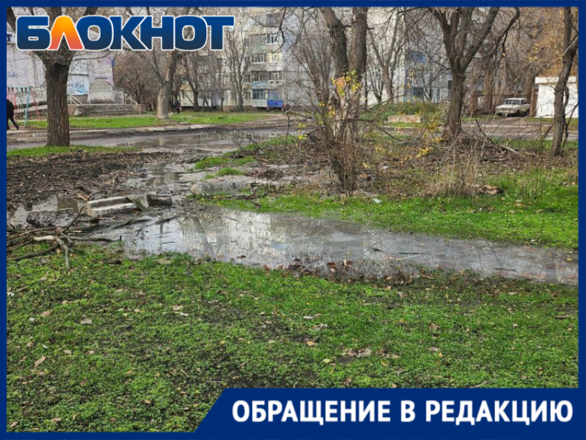 Ужасный запах и горы грязи: очередная «река-вонючка» появилась на квартале Левченко в Луганске