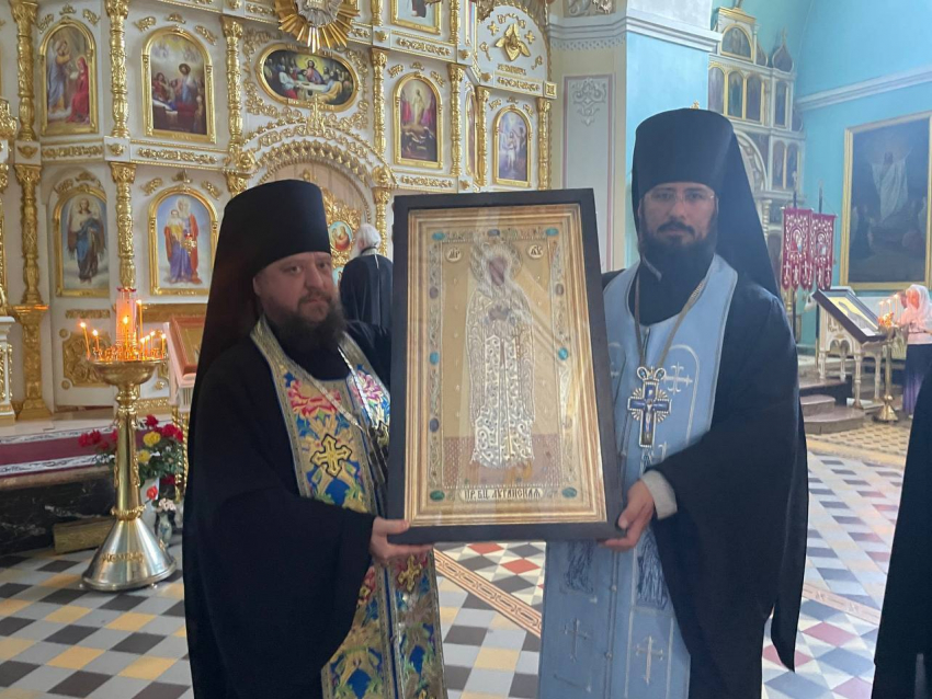 В ЛНР прихожане монастыря встретили список Луганской иконы Пресвятой Богородицы