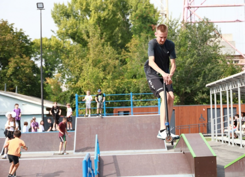 Спортплощадки, новая плитка и светомузыкальный фонтан: в центре Луганска после реконструкции открылся сквер