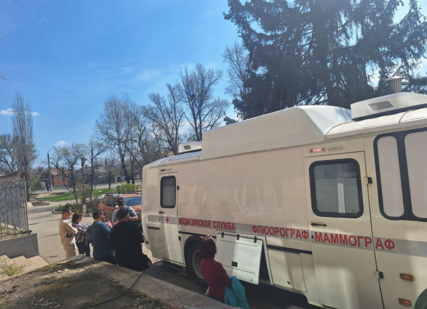 В поликлинике Луганска заработал передвижной комплекс с флюорографом и маммографом