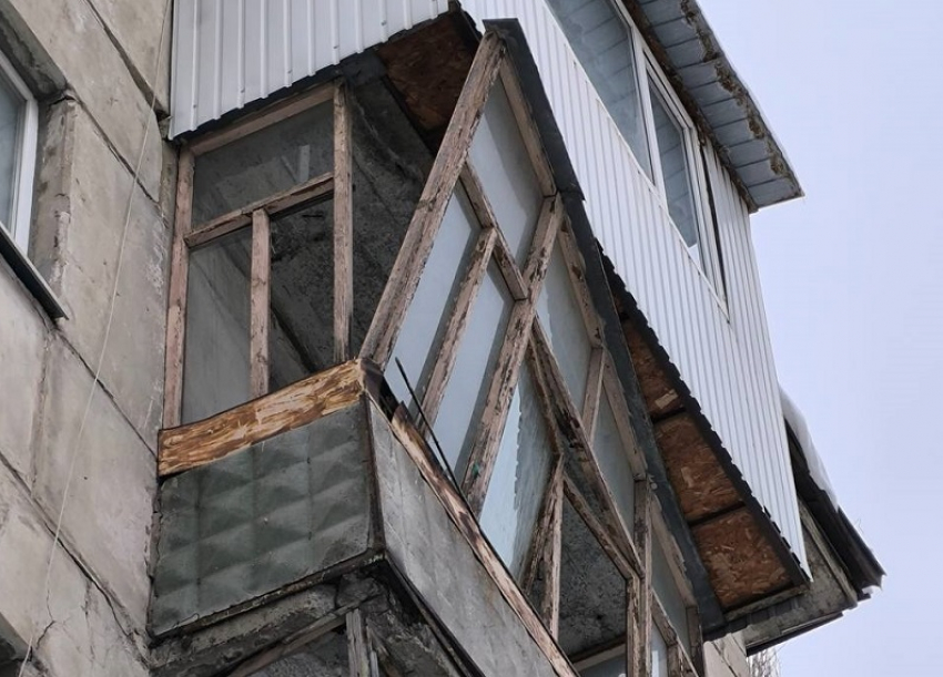 В доме на Алексеева в Луганске рама балкона может упасть на прохожих