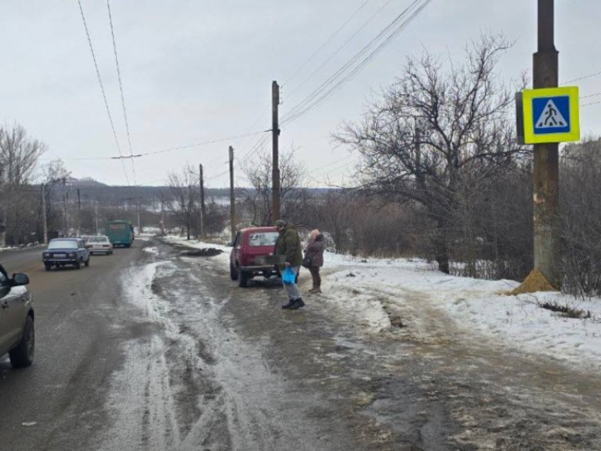 В Краснодоне ЛНР водитель сбил женщину и ребенка