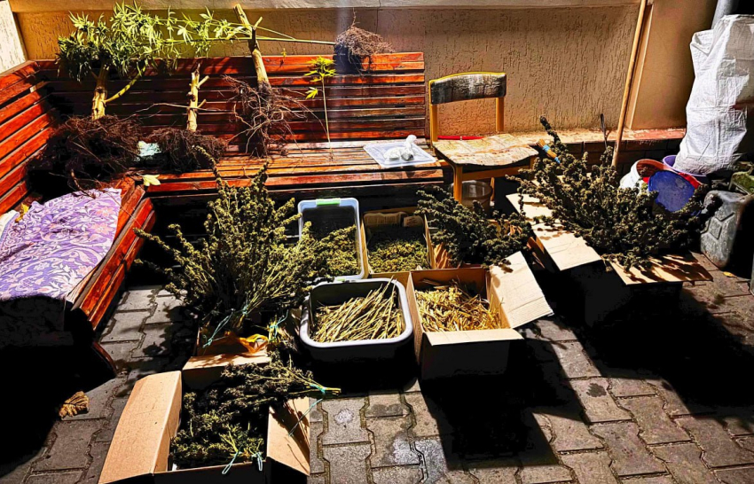 Десятки боеприпасов и 10 кило наркотиков хранил житель ЛНР у себя дома