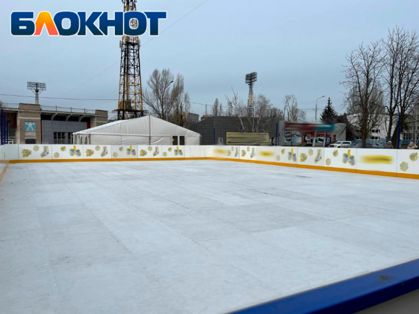 Новогодний каток на Ярмарочной площади шокировал луганчан