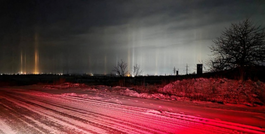 Жители ЛНР наблюдали светящиеся столбы