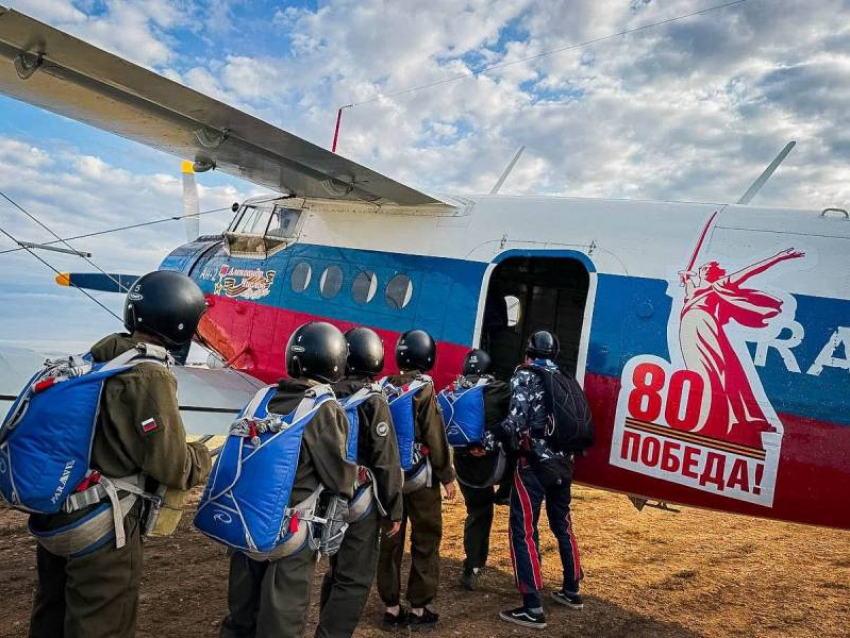 Юные курсанты Центра «ВОИН» из ЛНР отработали десант с парашютом