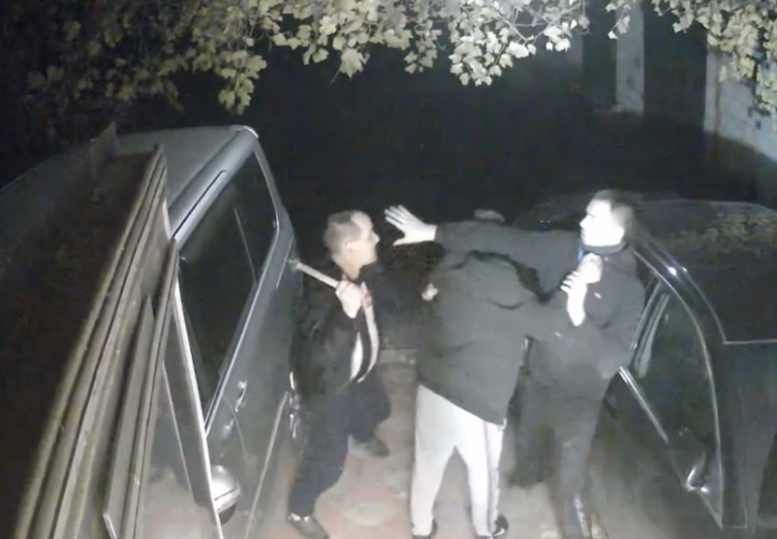 Неизвестные избили жителя Краснодона в его же гараже