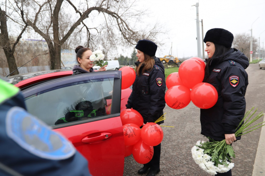 «Мамуля, помни: дома тебя очень ждут!»: луганское ГАИ поздравила женщин за рулем с Днем матери