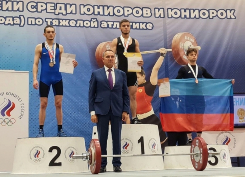 С флагом ЛНР взобрался на пьедестал Андрей Антоненко на соревнованиях по тяжелой атлетике в Саранске