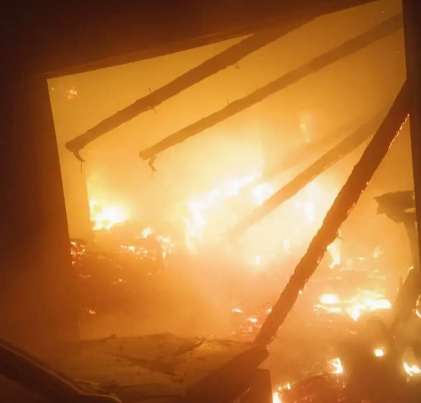 В Краснодоне в крупном пожаре погиб мужчина 