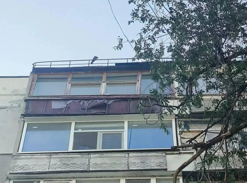 Плита на голову: в Луганске экстренно огородили аварийный дом