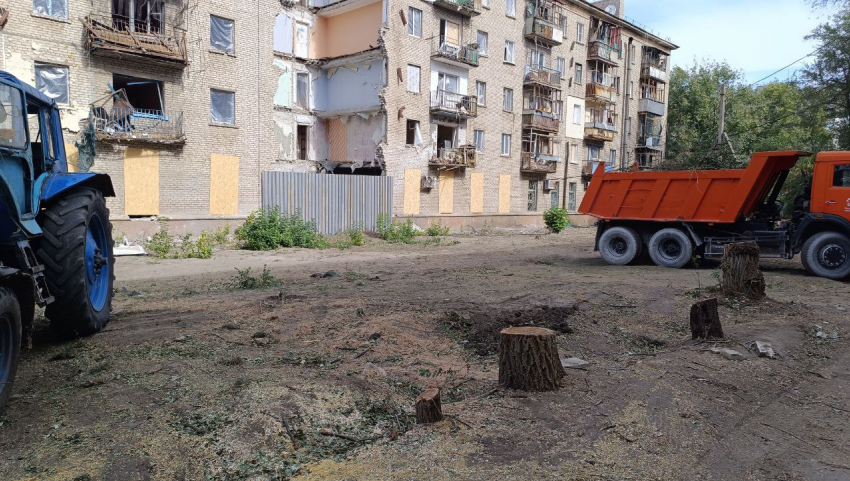 В Луганске подготовили территорию для восстановления поврежденного обстрелом ВСУ дома