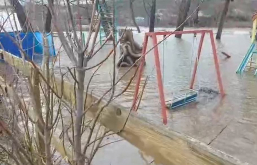 Река Деркул вышла из берегов и затопила три моста и детскую площадку в Беловодске