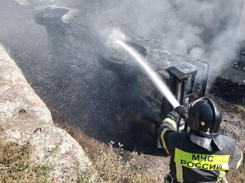 В ЛНР жарко даже автомобилям: спасатели МЧС потушили горящую «пятерку»