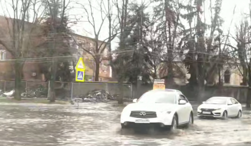 Ливневки не справляются с талыми водами в Луганске 