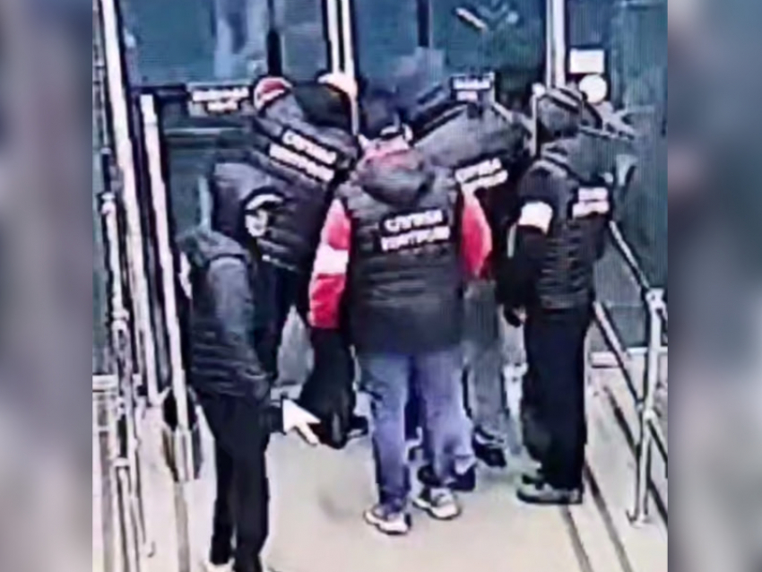 Утренняя суета возле гипермаркета «Манго» в Луганске превратилась в рейдерский захват