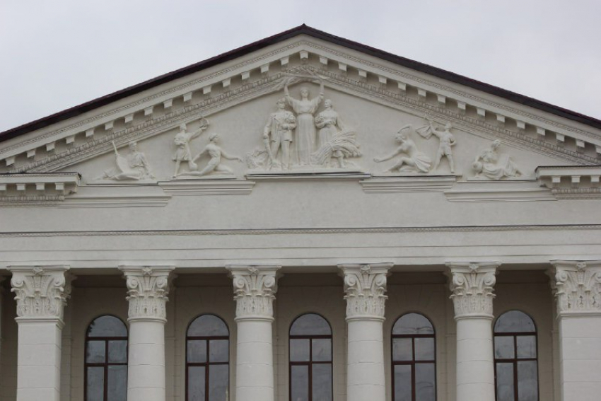 Скульптуры вновь украшают фасад ДК имени «Молодой гвардии» в Краснодоне ЛНР