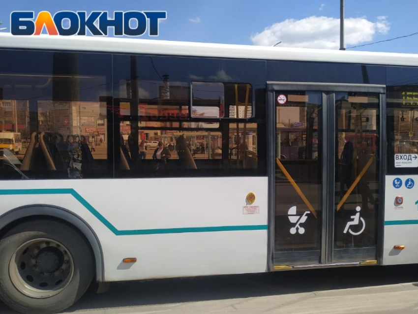 Современные белые автобусы в Луганске постепенно получат кондиционеры 