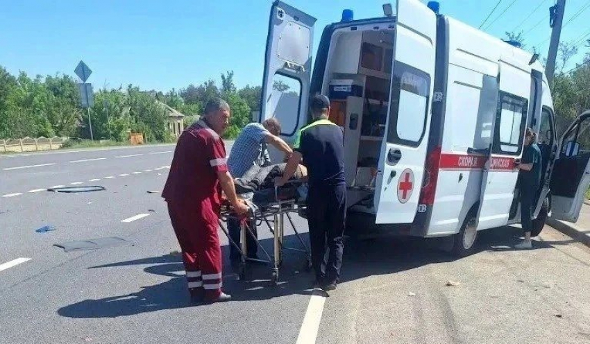 Полицейские из Алчевска и Перевальска спасли пенсионера в ДТП по дороге на учебу