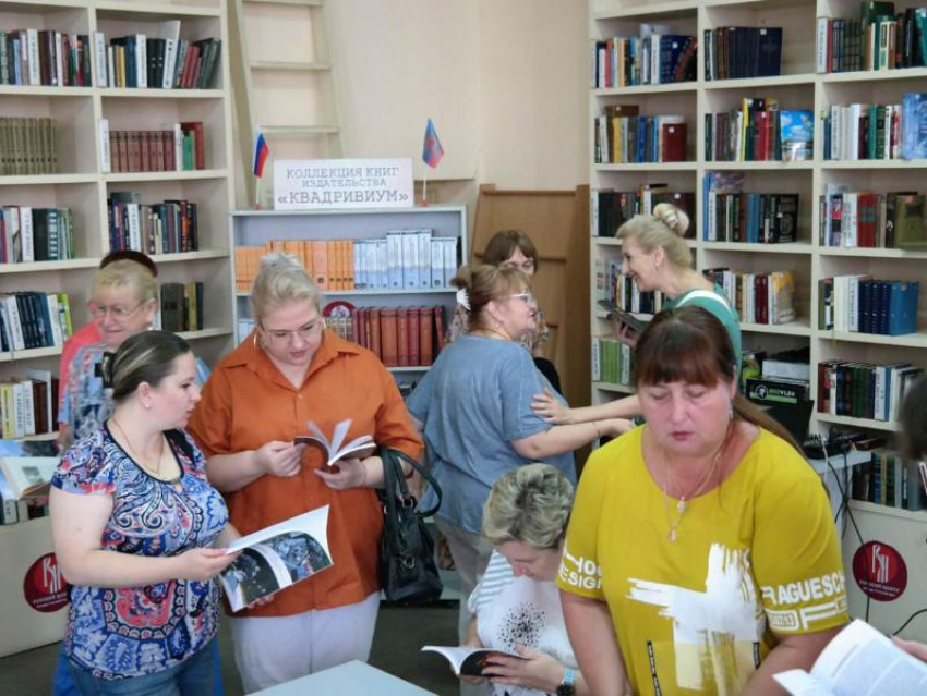 Выставка книг о преступлениях неонацистов открылась в Луганской библиотеке имени Горького 